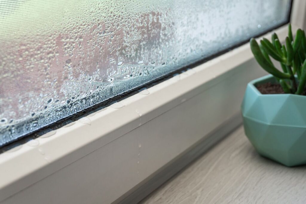 ventana con signos de humedad por condensación