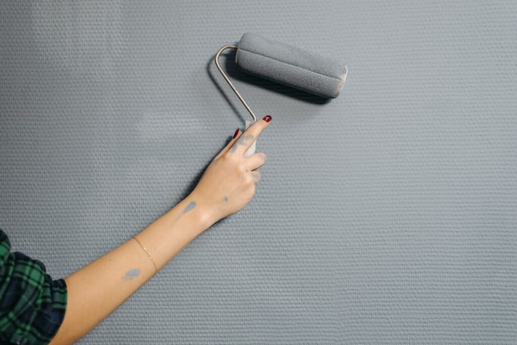 Pared con pintura antihumedad aplicada de forma superficial