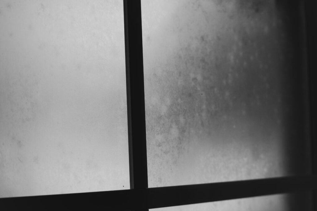 ventana empañada por humedad por condensación